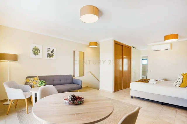 Wohnzimmer; tageslicht, moderner stil, fliesenboden