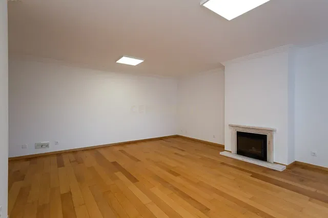 Wohnzimmer; kamin, holzboden, tageslicht