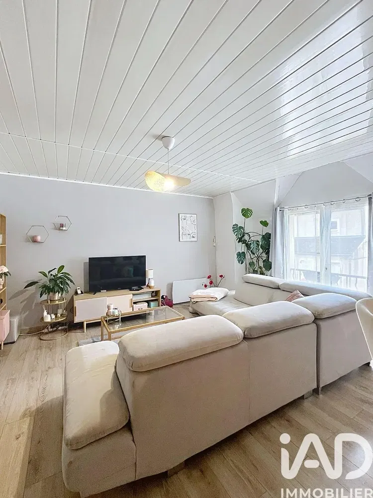 Oturma odası; doğal ışık, ahşap zemin, modern stil