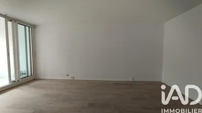 Wohnzimmer; holzboden, tageslicht, renoviert
