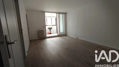Wohnzimmer; holzboden, tageslicht