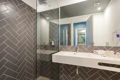 Banyo; fayans zemin, tadilatlı, doğal ışık
