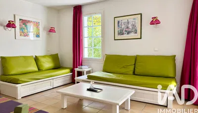 Oturma odası; doğal ışık, fayans zemin, modern stil