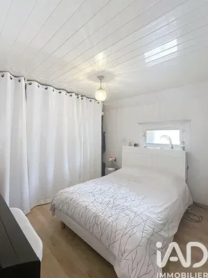 Yatak odası; doğal ışık, ahşap zemin