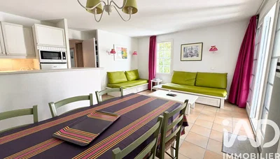 Oturma odası; fayans zemin, doğal ışık