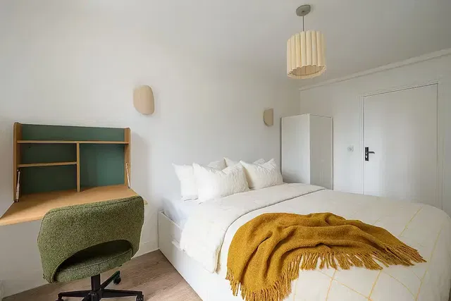 Ložnice; přirozené světlo, moderní styl