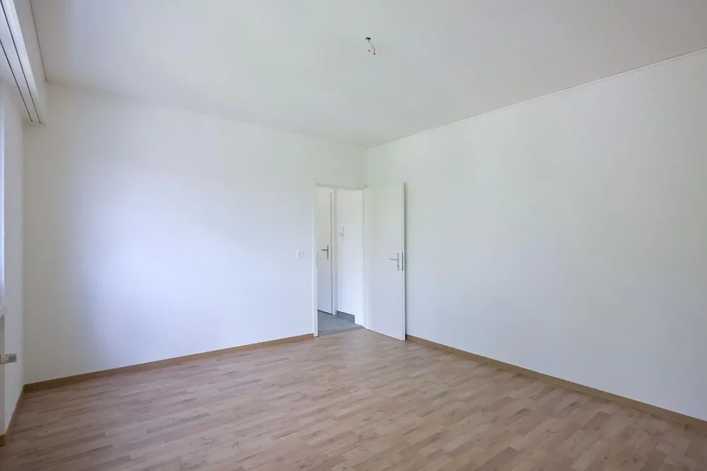 Camera da letto; pavimento in legno, luce naturale, ristrutturato