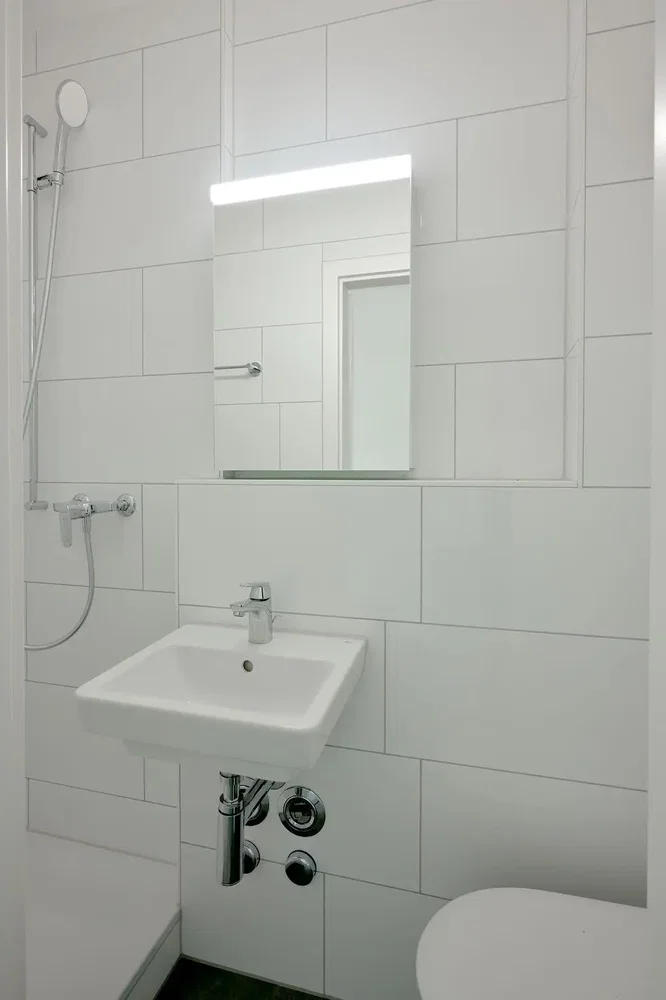 Toilette; pavimento in piastrelle, ristrutturato, luce naturale, stile moderno