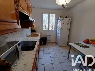 Кухиња; плочице, кухињски апарати, природно светло