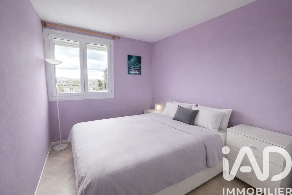 Спаваћа соба; поглед, природно светло