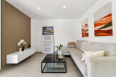 Oturma odası; modern stil, fayans zemin, doğal ışık