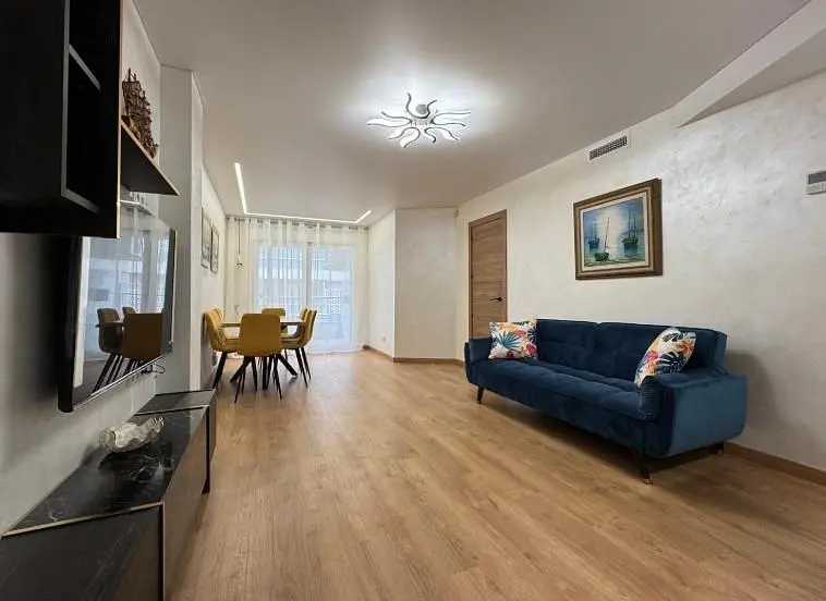 Oturma odası; doğal ışık, modern stil, ahşap zemin