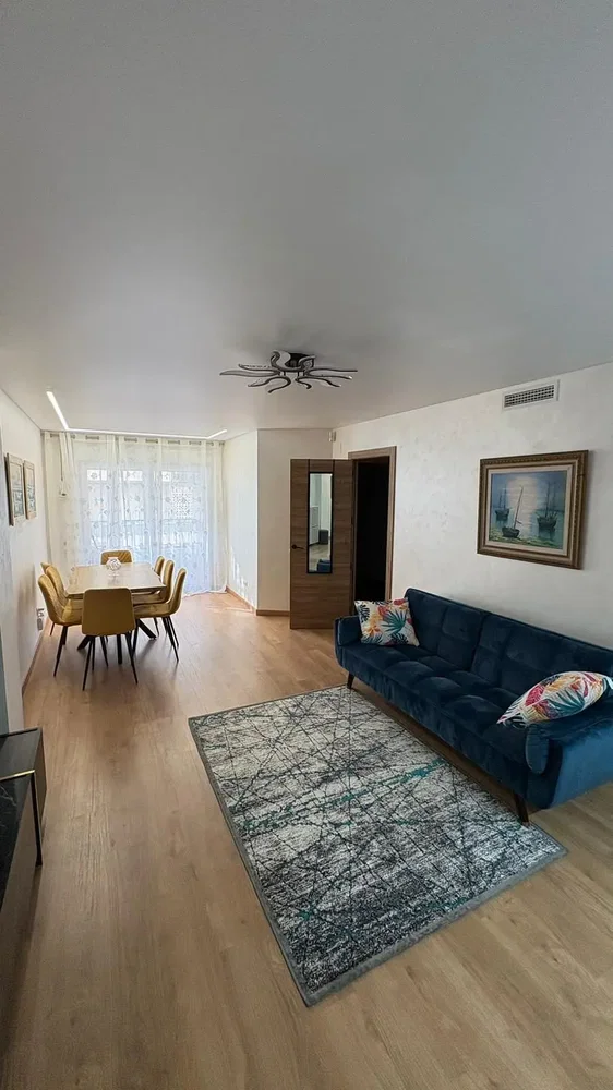 Oturma odası; doğal ışık, ahşap zemin