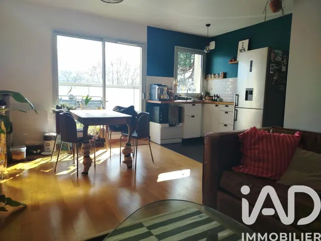 Salon; widok, podłoga drewniana, światło dzienne