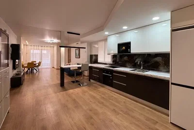Mutfak; mutfak aletleri, doğal ışık, modern stil, ahşap zemin