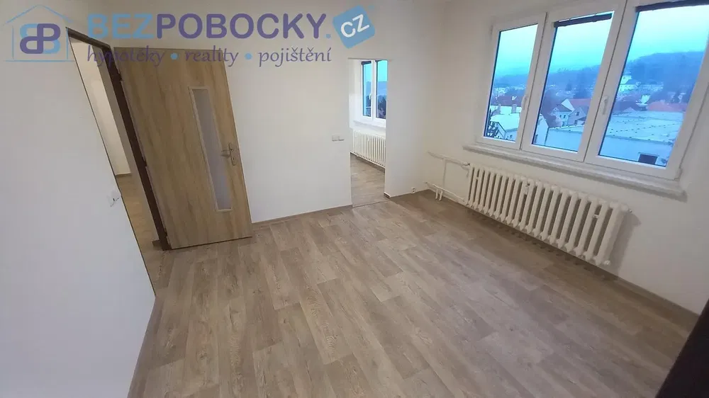 Slaapkamer; uitzicht, houten vloer, natuurlijk licht, gerenoveerd
