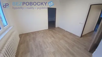 Slaapkamer; tegelvloer, natuurlijk licht