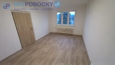 Slaapkamer; uitzicht, houten vloer, natuurlijk licht