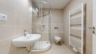 Banyo; fayans zemin, tadilatlı, doğal ışık