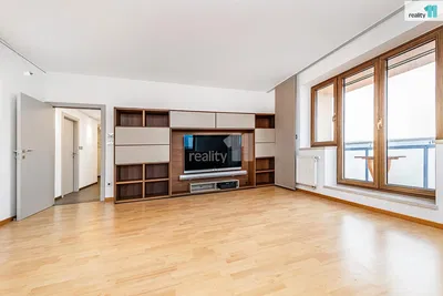 Salón; luz natural, suelo de madera, estilo moderno