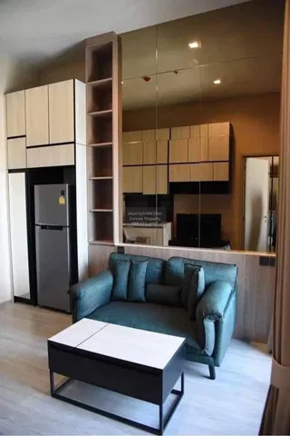 Obývací pokoj; kuchyňské spotřebiče, přirozené světlo, moderní styl