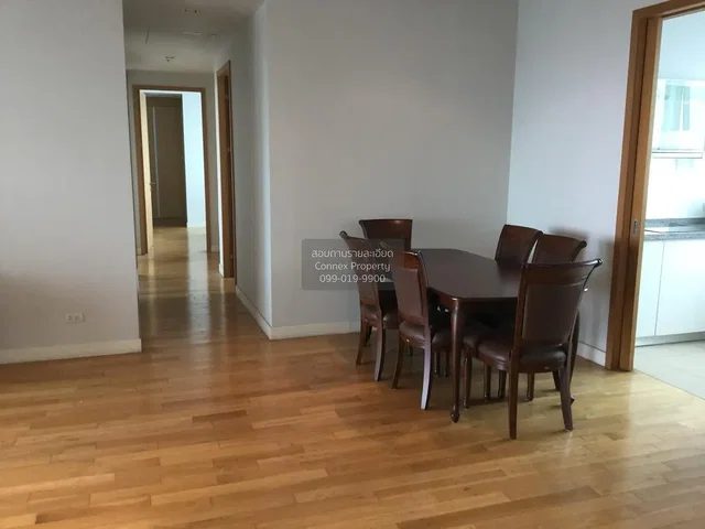 Jídelna; dřevěná podlaha, přirozené světlo