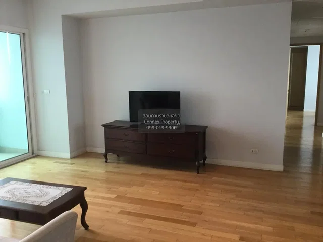 Obývací pokoj; dřevěná podlaha, přirozené světlo