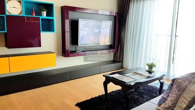 Obývací pokoj; moderní styl, dřevěná podlaha, přirozené světlo