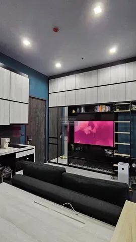 Obývací pokoj; kuchyňské spotřebiče, přirozené světlo, moderní styl