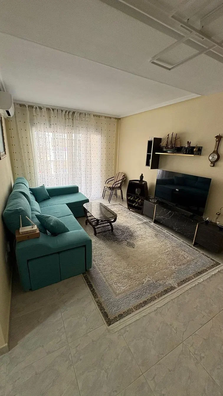 Oturma odası; fayans zemin, doğal ışık, modern stil