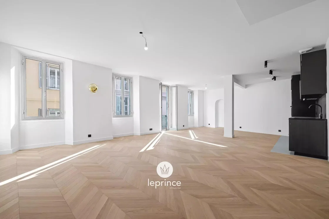 Obývací pokoj; dřevěná podlaha, přirozené světlo, moderní styl