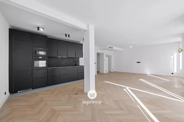 Cucina; elettrodomestici, pavimento in legno, luce naturale, stile moderno, ristrutturato