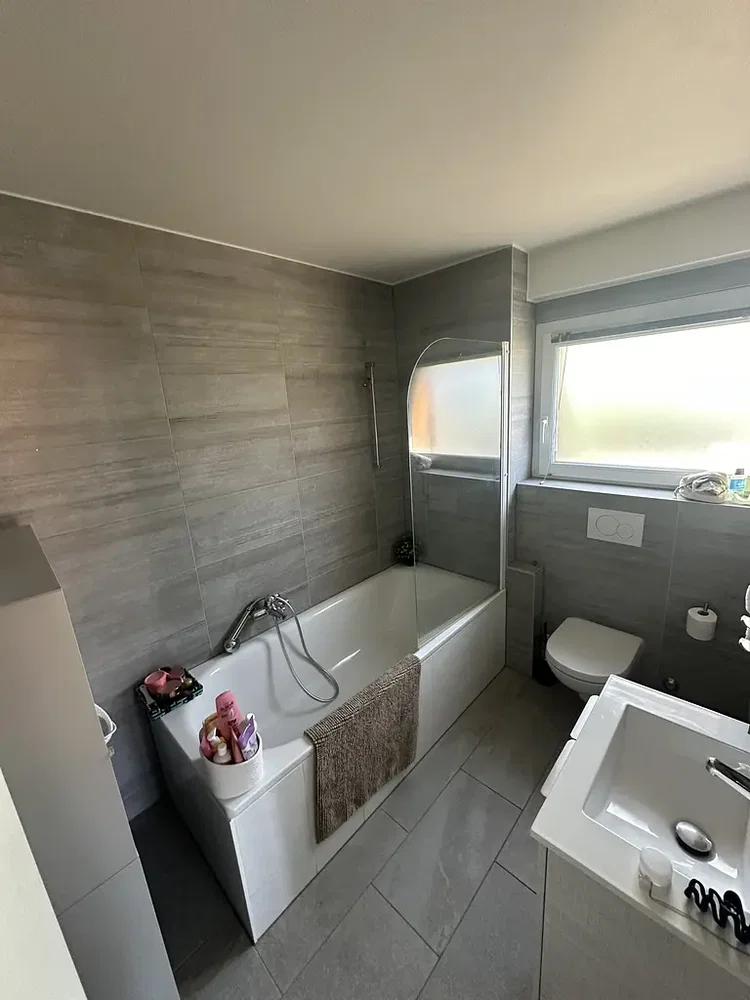Bagno; pavimento in piastrelle, luce naturale, ristrutturato