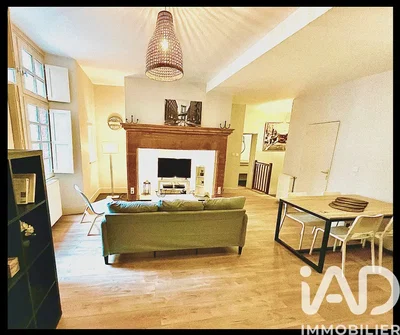 Дневна соба; природно светло, дрвени под, модерни стил