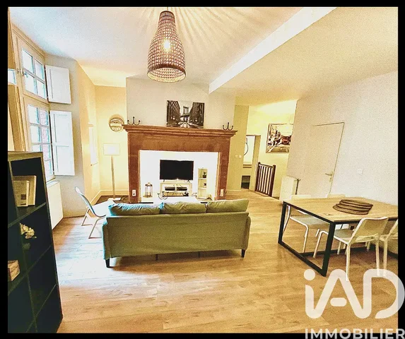 Sala de estar; luz natural, chão de madeira, estilo moderno