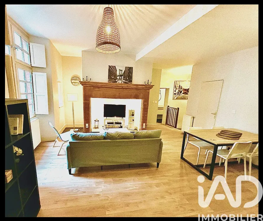 Oturma odası; doğal ışık, ahşap zemin, modern stil