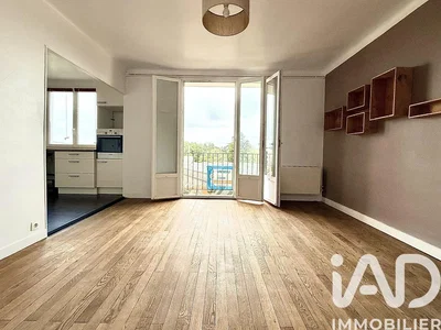 Дневна соба; поглед, дрвени под, природно светло