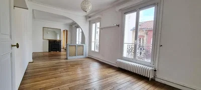 Дневна соба; дрвени под, камин, природно светло, поглед