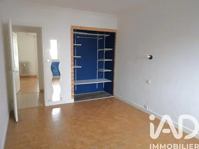 Chambre; parquet, nécessite rénovation
