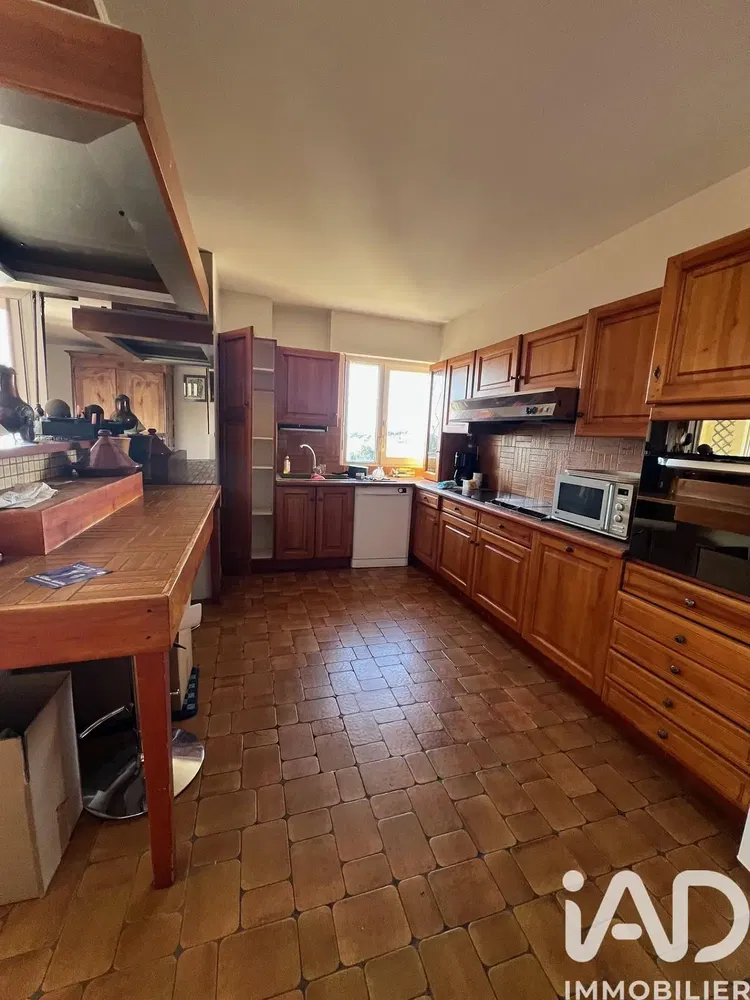 Cuisine; électroménager, carrelage, lumière naturelle, style rustique