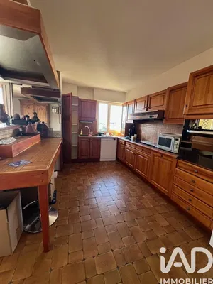 Cuisine; électroménager, carrelage, lumière naturelle, style rustique