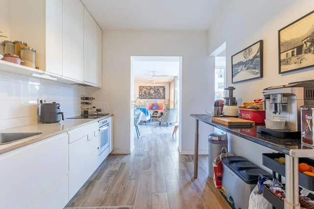 Cocina; electrodomésticos, luz natural, estilo moderno, suelo de baldosas