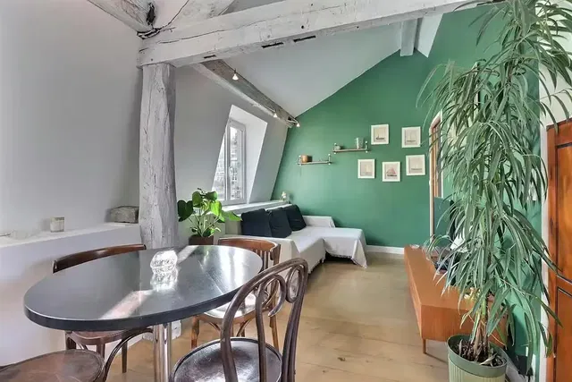 Obývací pokoj; přirozené světlo, dřevěná podlaha, moderní styl