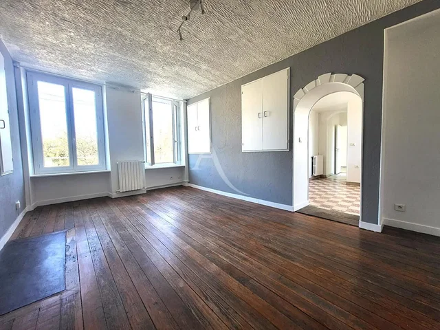 Obývací pokoj; dřevěná podlaha, přirozené světlo