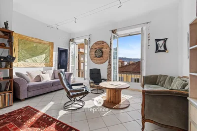 Woonkamer; uitzicht, tegelvloer, natuurlijk licht