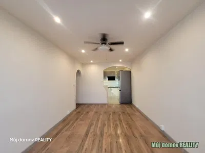Wohnzimmer; holzboden, tageslicht, renoviert