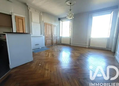 Oturma odası; ahşap zemin, doğal ışık