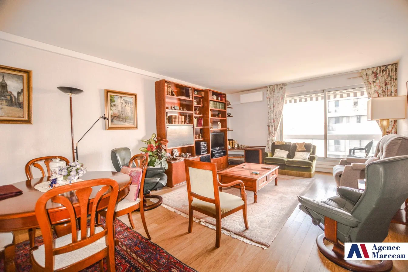 Oturma odası; doğal ışık, modern stil