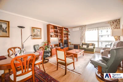 Oturma odası; doğal ışık, modern stil
