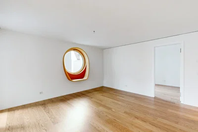 Soggiorno; pavimento in legno, luce naturale